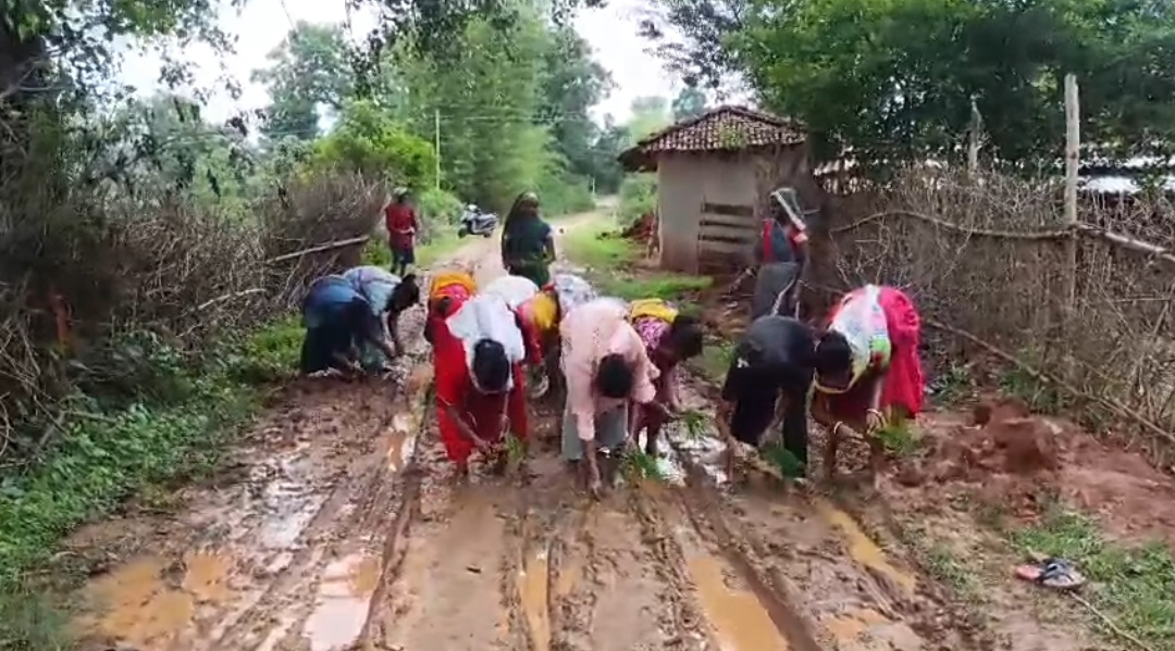 खराब सड़क को लेकर ग्रामीण महिलाओं का विरोध प्रदर्शन