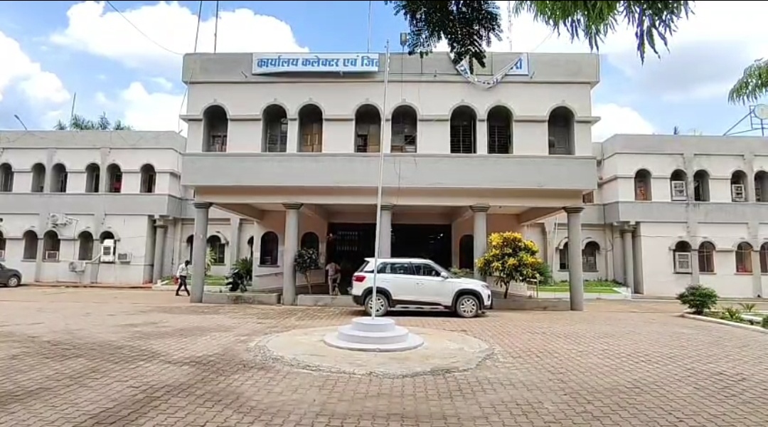 शासकीय भूमि पर अतिक्रमण का आरोप सामुदायिक भवन निर्माण में बाधा कार्यवाही की मांग