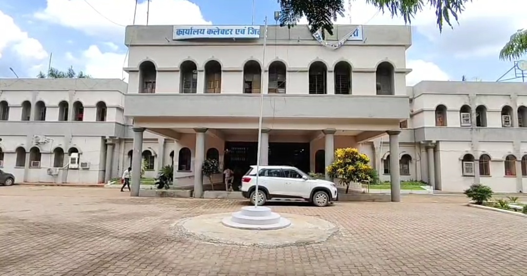 कमार जनजाति के परिवारों ने लगाया अतिक्रमण का आरोप कलेक्टर से मांगी मदद