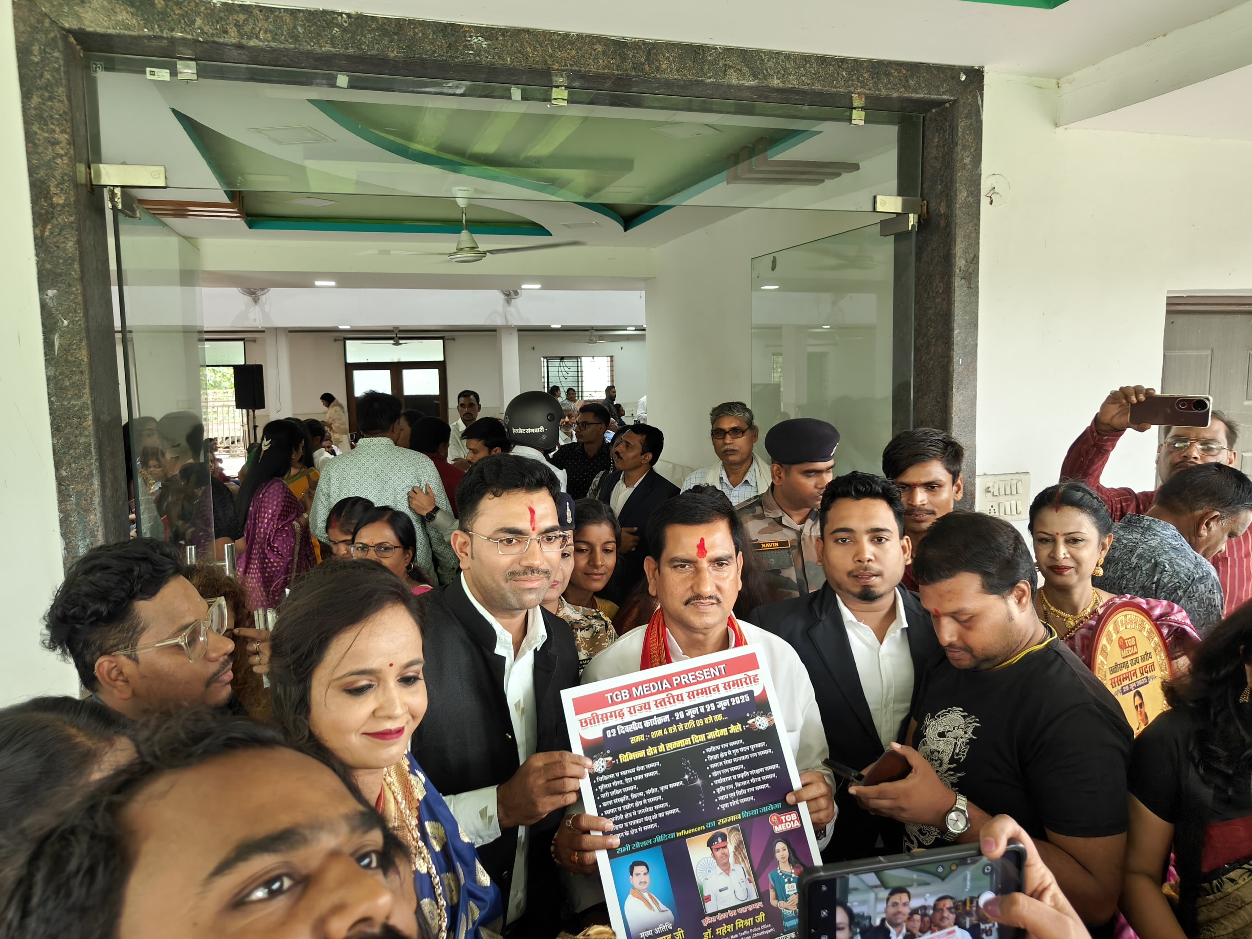 न्यायधानी बिलासपुर में केंद्रीय मंत्री तोखन साहू के हाथों ट्रैफिक मैन महेश मिश्रा को मिला पुलिस गौरव देशभक्त सम्मान