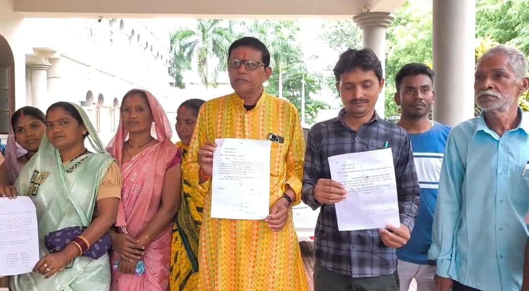 ग्राम पंचायत कोर्रा में सरपंच पर अनियमितताओं का आरोप कलेक्टर को सौंपा गया संयुक्त ज्ञापन