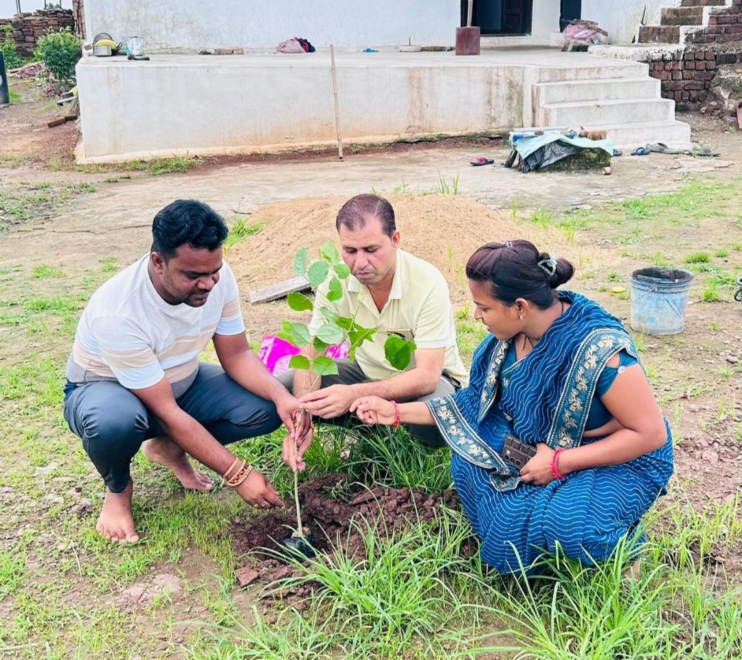 सिमगा क्षेत्र के जनपद सभापति चंद्रप्रकाश टोंडे की अनूठी पहल पौधा रोपण कर दिया समरसता का परिचय