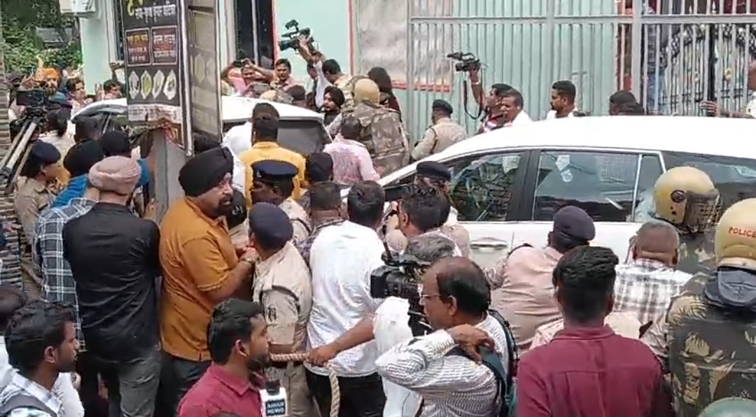 मुख्यमंत्री पूर्व के पुत्र गिरफ्तार