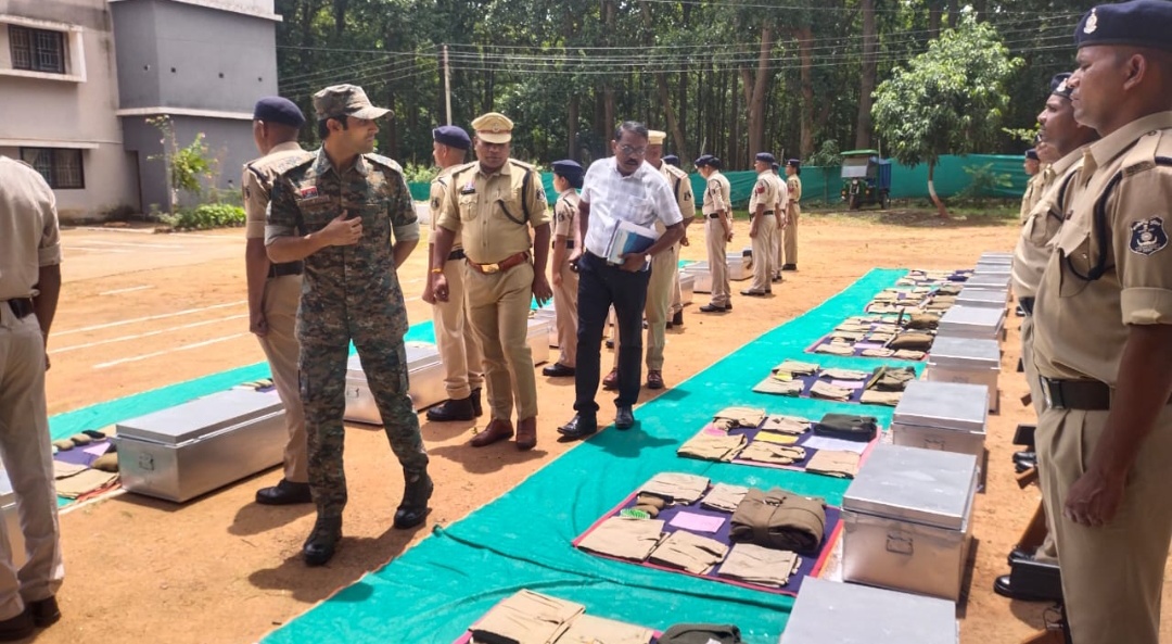 पुलिस अधीक्षक कोण्डागांव द्वारा किया गया थाना धनोरा का वार्षिक निरीक्षण टर्न आउट व कर्तव्य में उत्कृष्ट अधिकारी / कर्मचारियों को दिया गया ईनाम