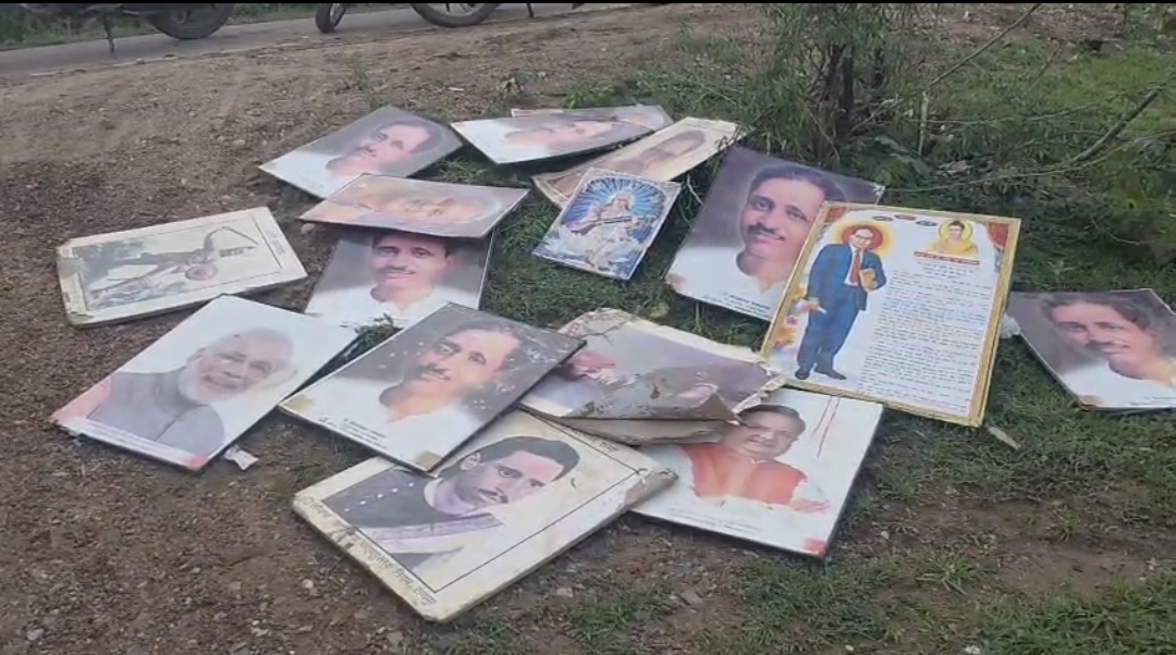 महापुरुषों के चित्र जमीन पर बिखरे नजर आए 
