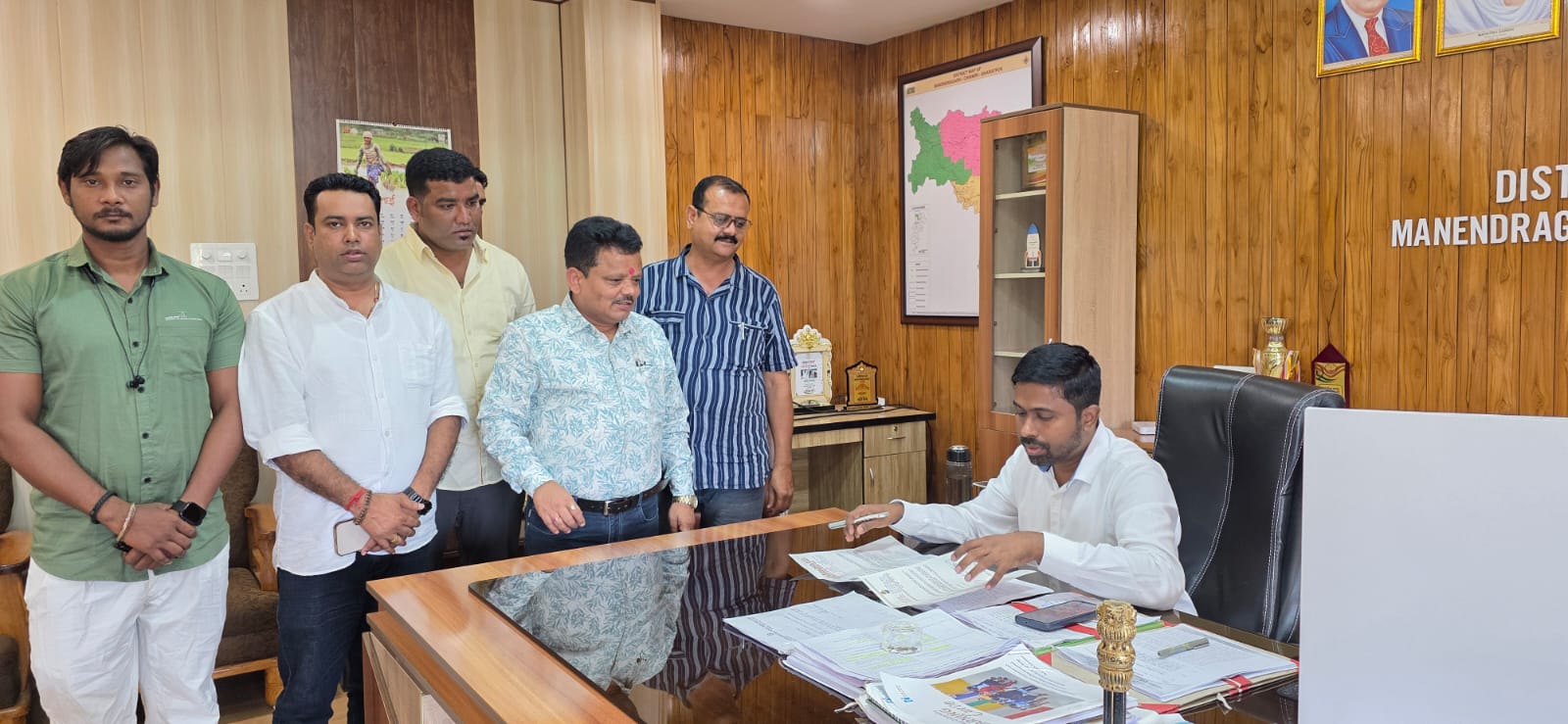 नये जिले के गठन एवं वार्डों के सीमांकन के पश्चात पता सुधारवाने लोग हो रहे हैं परेशान - डोमरु रेड्डी प्रशासनिक स्तर पर वार्ड वार्ड कैम्प लगाने की माँग को लेकर पूर्व महापौर ने जनदर्शन में कलेक्टर से की मुलाकात