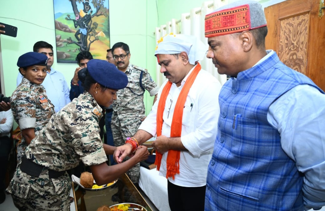 उपमुख्यमंत्री  विजय शर्मा दंतेवाड़ा पहुंचे दंतेश्वरी फाइटर महिला कमांडो ने उपमुख्यमंत्री को राखी बांधी