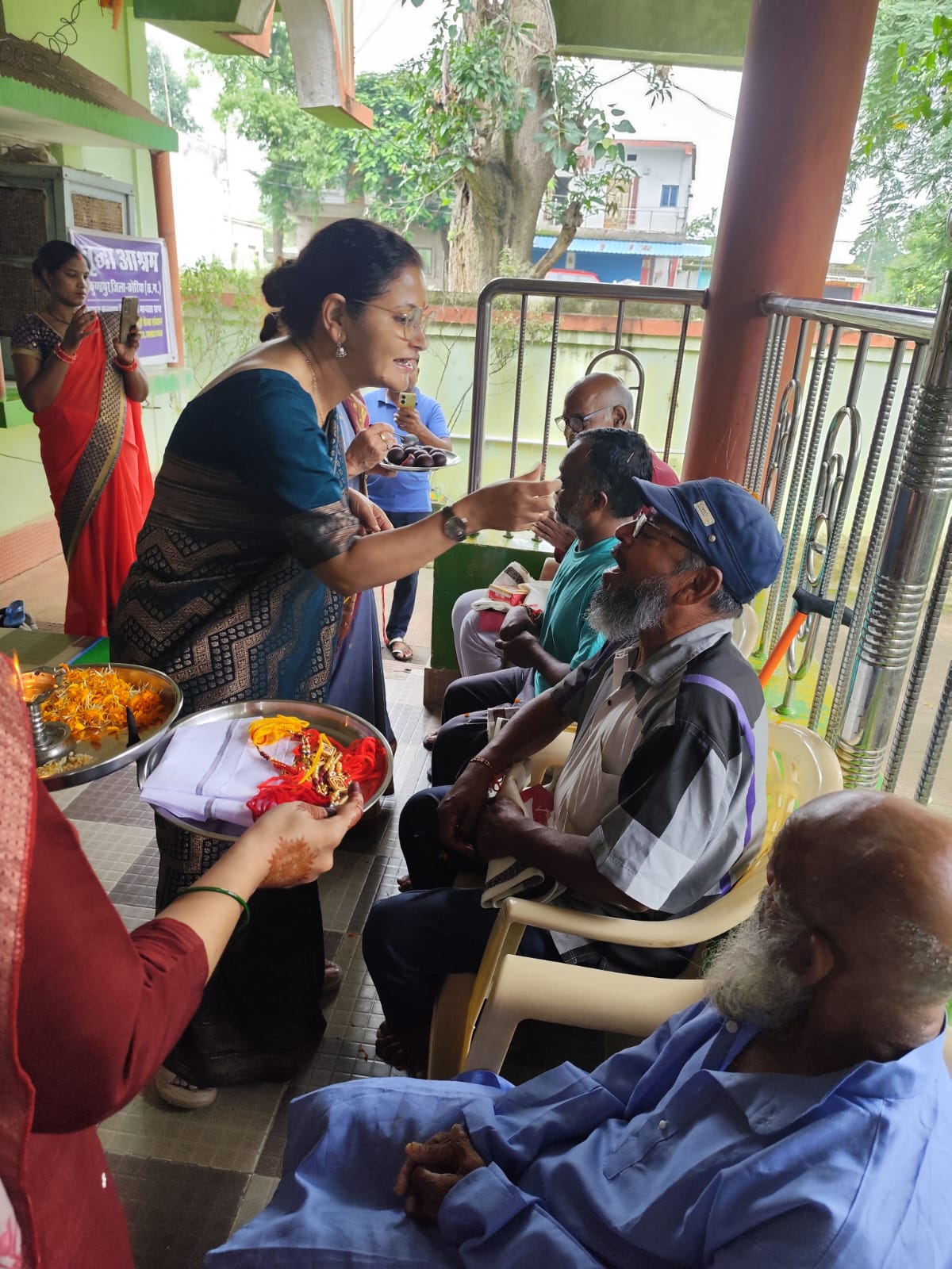 रक्षाबंधन पर बुजुर्ग भाइयों की कलाइयों पर सजी राखी कलेक्टर बोलीं-आप आशीर्वाद दें, यही मेरी सबसे बड़ी पूंजी