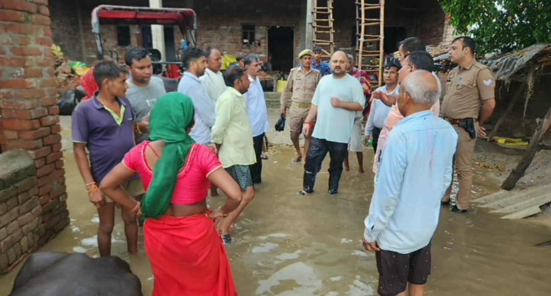 हापुड़ डीएम अभिषेक पांडेय ने बाढ़ के पानी में उतर प्रभावित गांवों का दौरा किया लोगो की समस्या जान राजस्व टीम को दिए दिशा निर्देश लोकेशन हापुड़