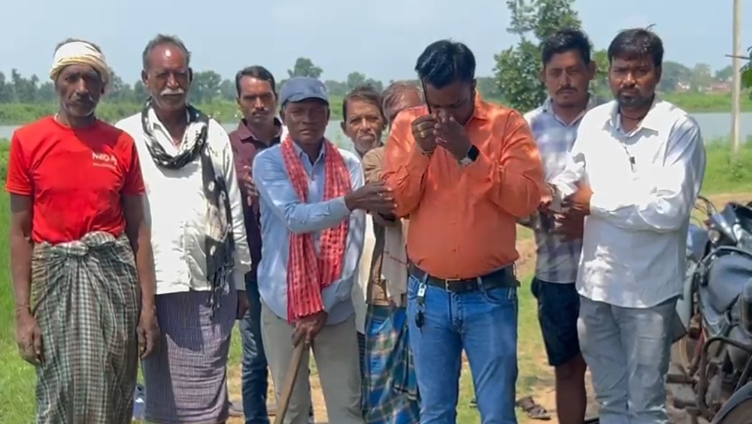 भोथीडीह में मुरमीकरण रोड निर्माण के लिए भूमिपूजन जनपद पंचायत सभापति चन्द्र प्रकाश टोंडे हुए उपस्थित