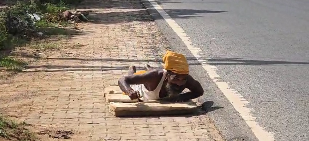 श्रीराम वन गमन मार्ग पर दंडप्रमाण यात्रा करते बालक शरण दास पहुँचे चिखलपुटी गंगोत्री से मां गंगा के साथ निकले हैं रामेश्वरम यात्रा पर