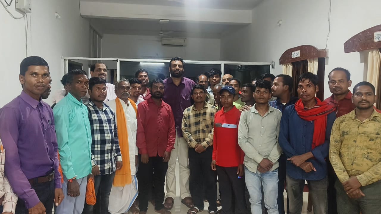 बस्तर प्रवास पर पहुंचे CPI सांसद, कहा&ndash; आदिवासियों पर हो रहा अन्याय, सरकार दिखा रही दोहरा चेहरा