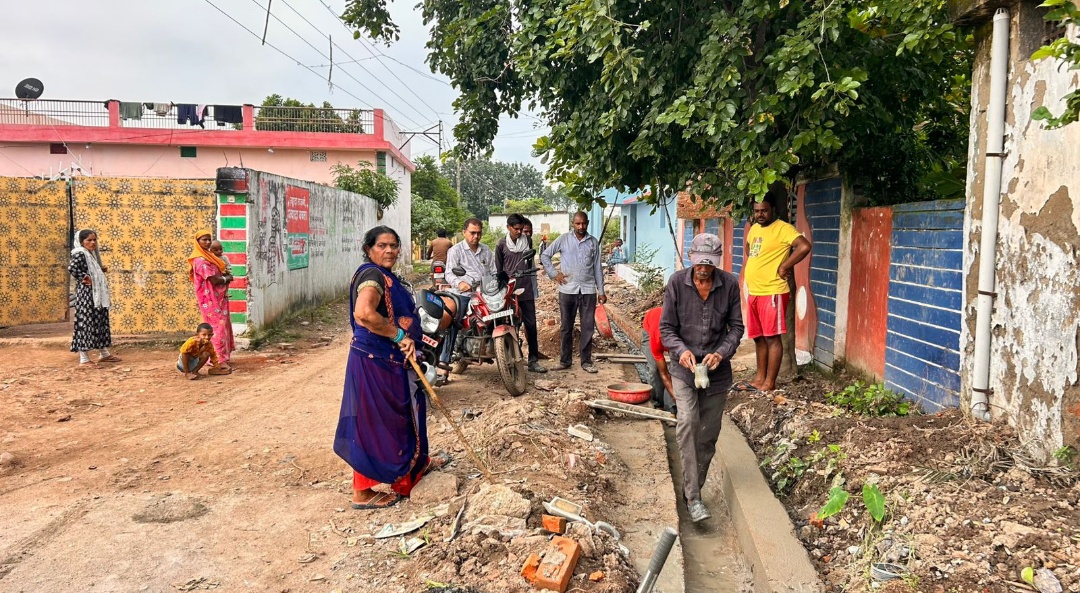 ग्राम हरिनभट्ठा में बनने वाले नाली निर्माण का जनपद सदस्य चंद्रप्रकाश टोंडे ने लिया जयजा 