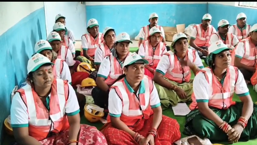 बलौदाबाजार भाटापारा जिले में आरसेटी के माध्यम से स्व सहायता समूह की महिलाओं व युवाओं को आत्मनिर्भर बनाने दिया जा रहा राजमिस्त्री का प्रशिक्षण प्रशिक्षण के बाद पीएम आवास योजना के लिए मिलेगा रोजगार