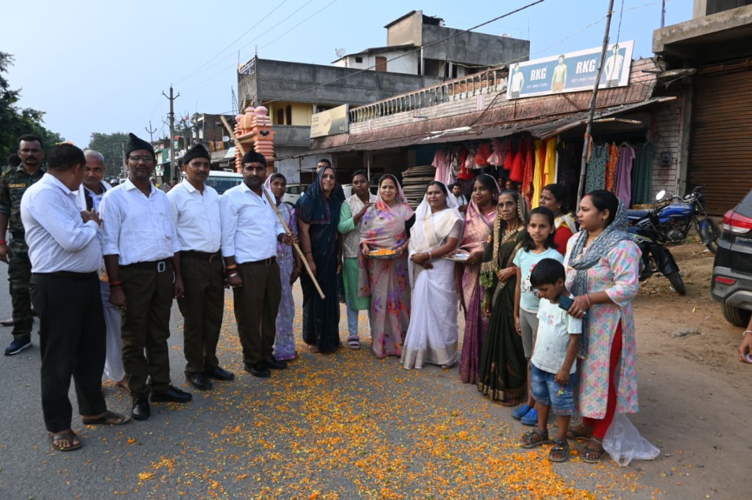 राष्ट्रीय  स्वयंसेवक संघ द्वारा आयोजित पथ संचलन कार्यक्रम में विधायक शंकुन्तला सिंह पोर्ते जी शामिल होकर पुष्प वर्षा कर स्वागत किये 