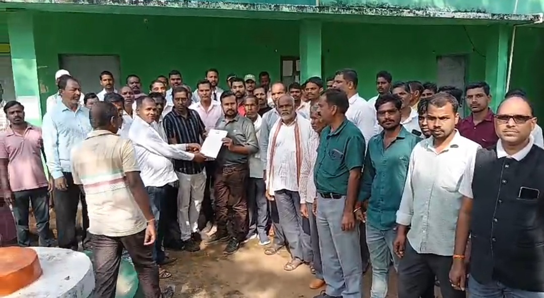 छत्तीसगढ़ के बलरामपुर जिले से इस वक्त की बड़ी खबर किसानों ने मुख्यमंत्री से कर्ज माफ़ी,उचित मुआवजा,धान खरीदी की मांग की