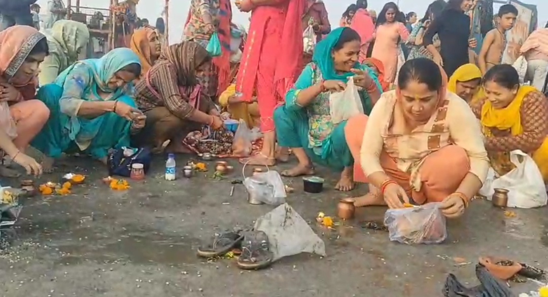 कार्तिक पूर्णिमा पर गंगा स्नान के लिए पहुंचे श्रद्धालुओं पर हेलीकॉप्टर से की गई पुष्प वर्षा