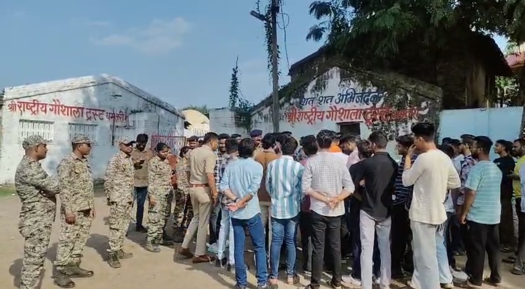 धमतरी के गौ शाला में गौ सेवकों का हल्ला बोल मवेशियों का तस्करी व क्रूरता को लेकर किया प्रदर्शन