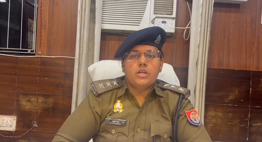 कार्तिक मेले से लौट रहे ट्रैक्टर सवार युवकों ने पुलिसकर्मियों के साथ मारपीट कर फाड़ी वर्दी