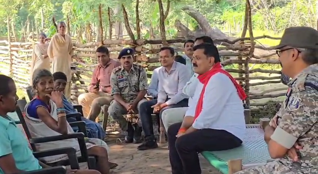 नक्सल लीडरों के परिजनों से मुलाकात कर उपमुख्यमंत्री ने की पुनर्वास की अपील