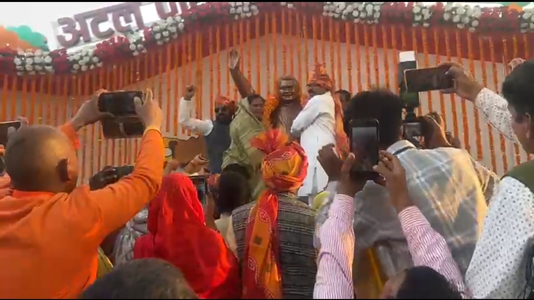 विधायक के समर्थन में आदिवासी समाज लामबंद वाड्रफनगर में निकली हजारों की संख्या मे विशाल रैली