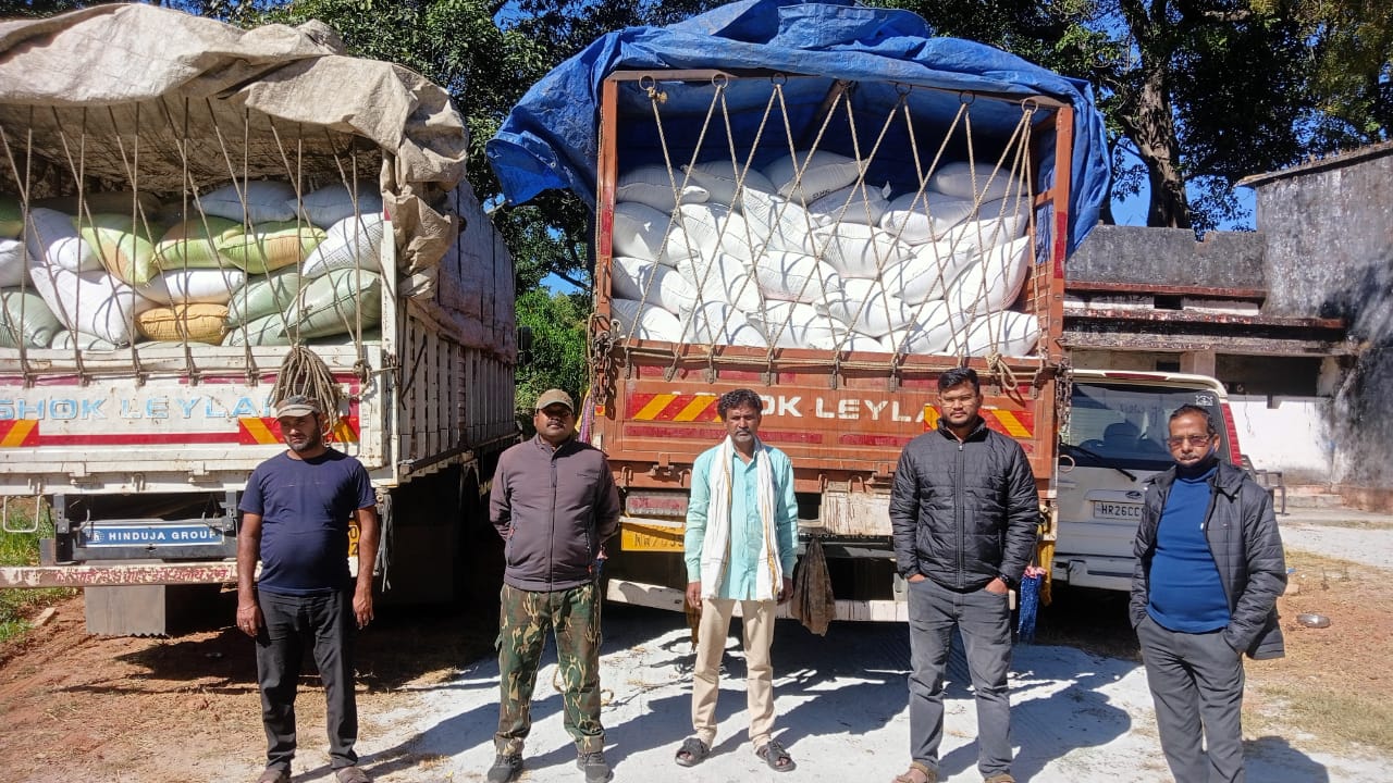 सरहदी राज्यों से अवैध धान परिवहन पर जशपुर पुलिस की बड़ी कार्यवाही फिर पकड़ा दो ट्रकों से 400 बोरी में 160 क्विंटल धान