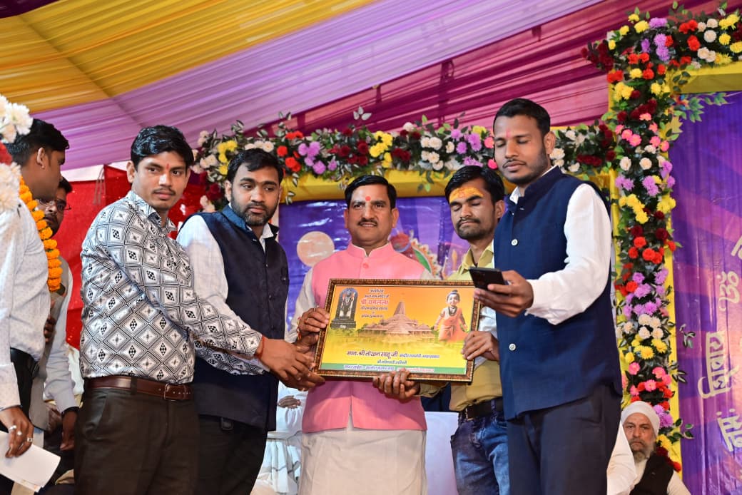 केंद्रीय आवासन एवं शहरी कार्य राज्य मंत्री श्री तोखन साहू ग्राम झलियालपुर में आयोजित 11 कुण्डीय श्री रूद्र महायज्ञ एवं शिव महापुराण कथा में हुए शामिल