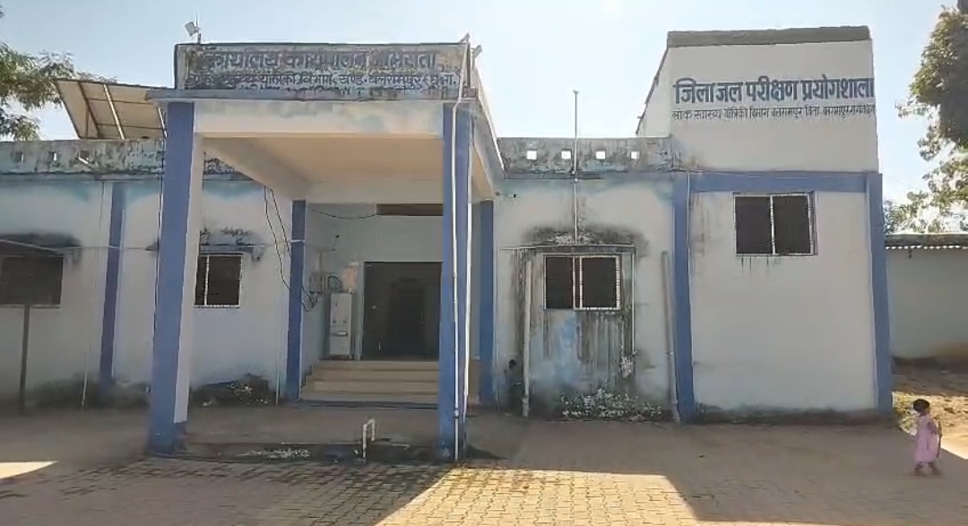 ठेकेदार की मनमानी से ग्रामीण को नहीं मिल पा रही है पानी काम अधूरा 