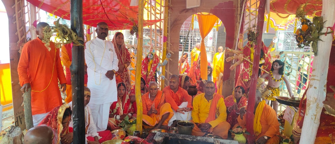 जयनगर प्रखंड अंतर्गत पंचायत तेतरौन ग्राम मतौनी में महायज्ञ मे पांचवें दिन भी भक्तों की काफी भीड़ देखी गई