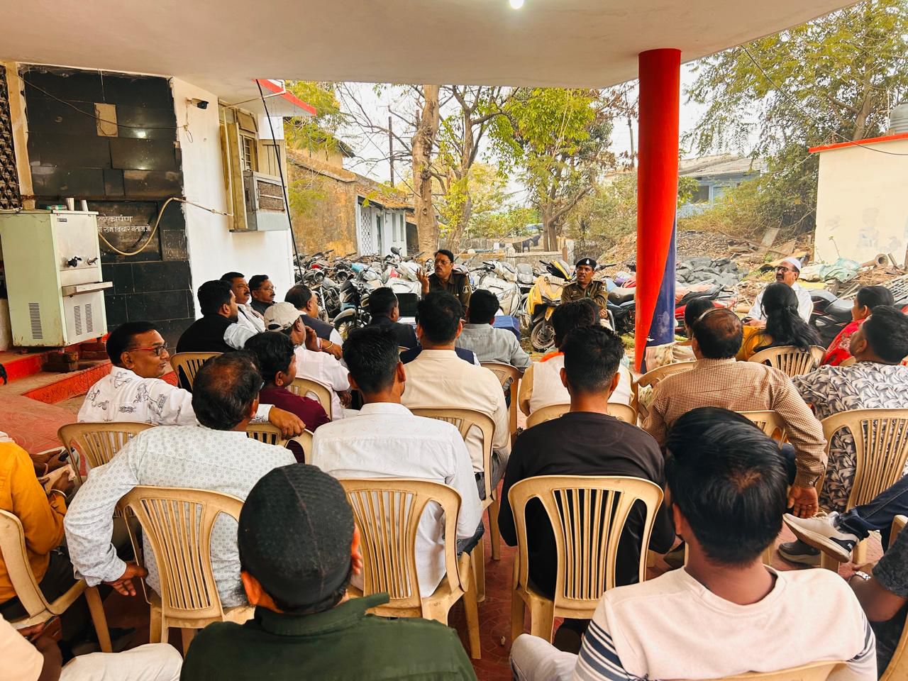 आगामी होली एवं पवित्र रमजान माह के अवसर पर चिरमिरी थाना में शांति समिति की बैठक आयोजित की गई। बैठक में एसडीएम चिरमिरी, थाना प्रभारी चिरमिरी, विभिन्न समाजों के प्रतिनिधि,जनप्रतिनि, महापौर एवं पत्रकार बंधु उपस्थित रहे