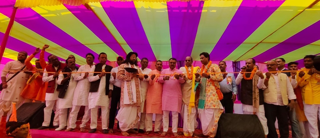 नव दिवसीय महायज्ञ कलश यात्रा उद्घाटन मुख्य अतिथि विधायक अमित कुमार यादव उपस्थित जनप्रतिनिधियों एवं अतिथियों ने संयुक्त रूप से दीप प्रज्वलित कर एवं फीता काटकर किया