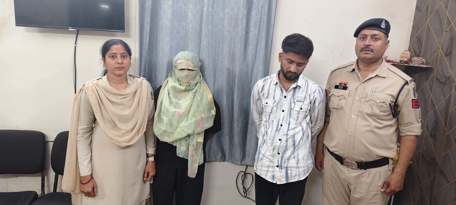 मकान में चल रहे सेक्स रैकेट का भंडाफोड़ पुलिस ने मारी रेड