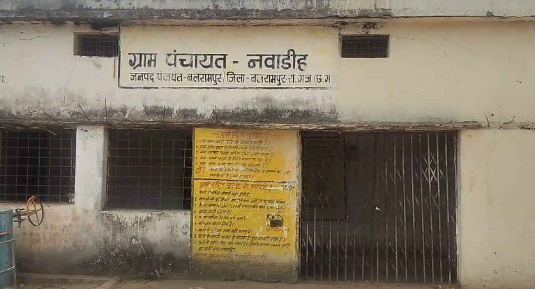 भ्रष्टाचार की भेंट चढ़ रहा नावाडीह चेक डैम नियम ताक पर लीपापोती में जुटा ठेकेदार