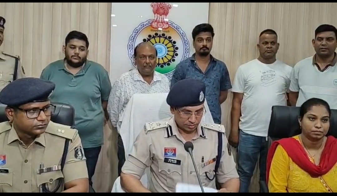 रायगढ़ पुलिस ने ऑनलाइन क्रिकेट सट्टेबाजी और हवाला कारोबार के एक बड़े अंतरराज्यीय सिंडिकेट का पर्दाफाश किया साथ 1करोड़ से ज्यादा कैस जप्त 