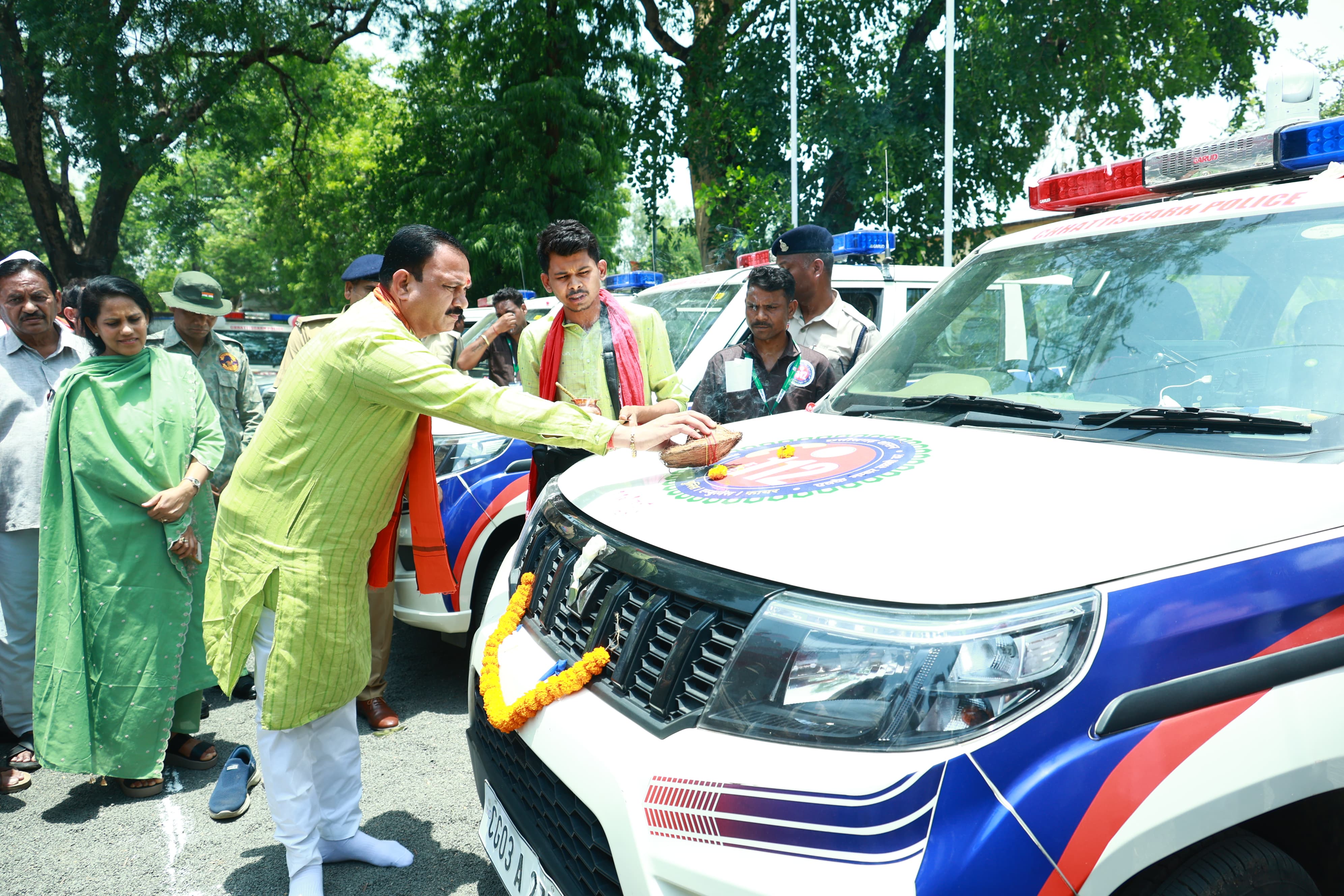 MCB को मिली हाईटेक सुरक्षा कवच: &lsquo;डायल 112&rsquo; के 8 नए वाहन हुए रवाना, अब आपात स्थिति में फौरन पहुंचेगी राहत स्वास्थ्य मंत्री श्यामबिहारी जायसवाल ने किया शुभारंभ, जिले की आपात सेवाओं को मिली नई रफ्तार