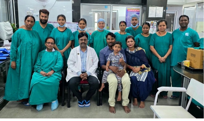 गंभीर रूप से झुलसे मासूम को मिली नई जिंदगी मौत से जंग जीतकर मुस्कुराया मासूम भिलाई के बर्न यूनिट ने लौटाई जिंदगी 50 प्रतिशत तक झुलसे बच्चे को मिला नया जीवन अस्पताल में मनाया गया जन्मदिन