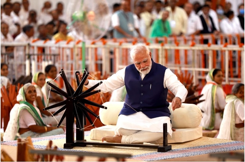 प्रधानमंत्री श्री नरेंद्र मोदी के मार्गदर्शन में खादी और ग्रामोद्योग आयोग (केवीआईसी) ने प्रदर्शन के नए आयाम स्थापित किए
