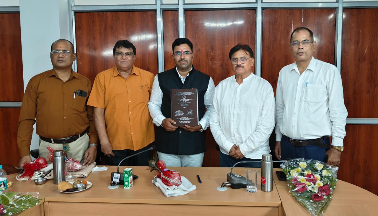 यातायात जागरूकता पर शोध कर राष्ट्रपति पदक प्राप्त ट्रैफिक मैन डॉ. महेश मिश्रा ने प्राप्त की पीएचडी उपाधि              