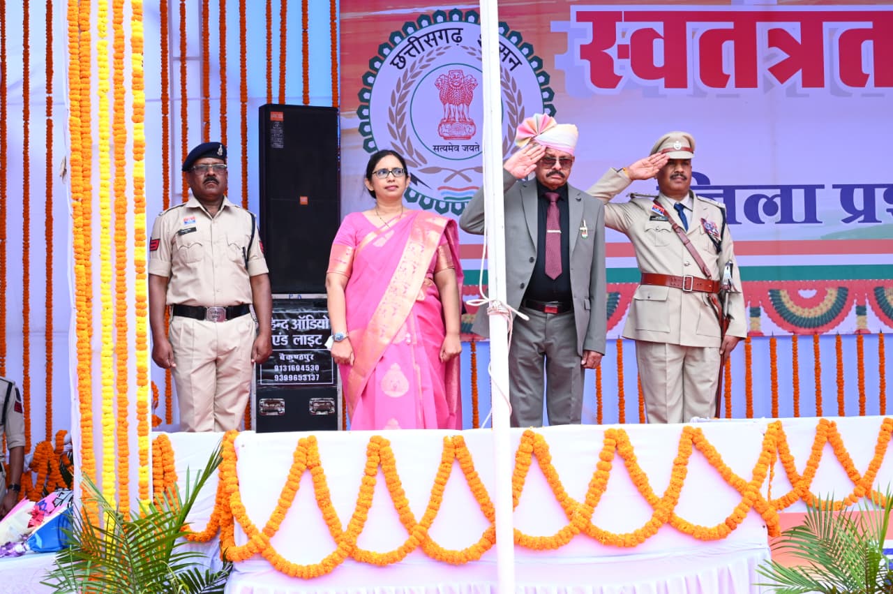 बैकुंठपुर में हर्षोल्लास से मना 80वां स्वतंत्रता दिवस विधायक भईया लाल राजवाड़े ने किया ध्वजारोहण, ली परेड की सलामी