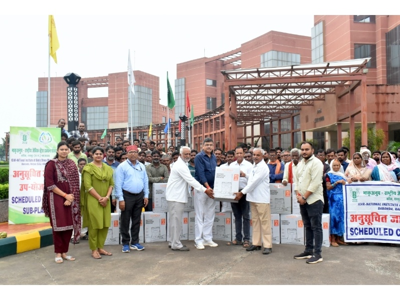 आईसीएआर एनआईबीएसएम ने एससीएसपी के तहत किसानों को बांटे 140 पावर स्प्रेयर और सोलर पैनल सेट