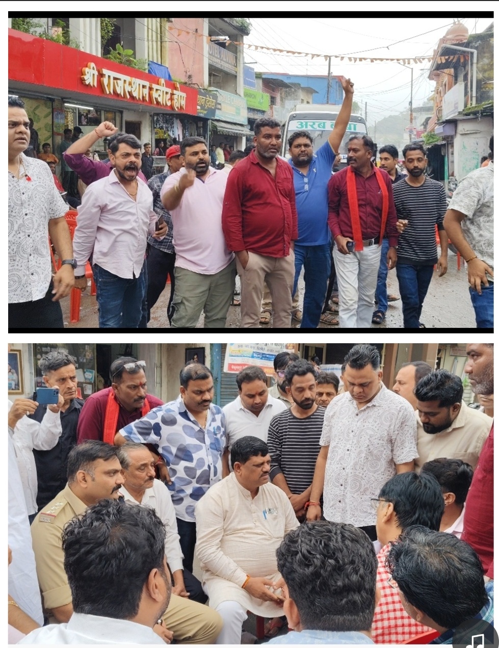 हल्दीबाड़ी यातायात चौक पर धरने पर बैठे व्यापारी, महापौर की मौजूदगी में इंजीनियर ने मांगी माफी