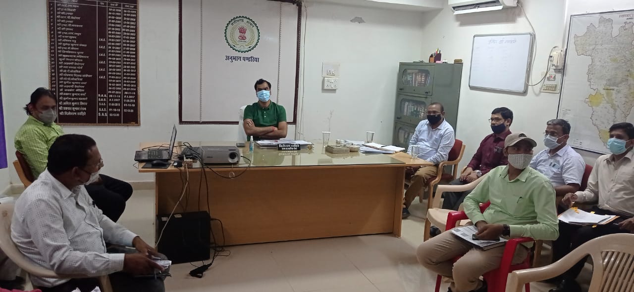 कलेक्टर ने पंडरिया तहसील के  ग्रामवार लंबित प्रकरणों की समीक्षा की