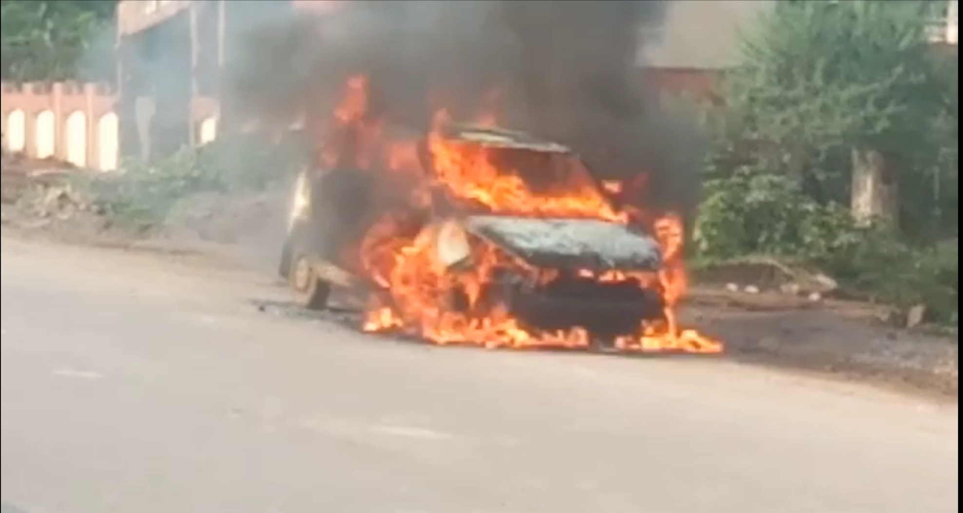 चलती कार में लगी आग कार जलकर हुआ खाक ,कार चालक ने भागकर बचाई अपनी जान...