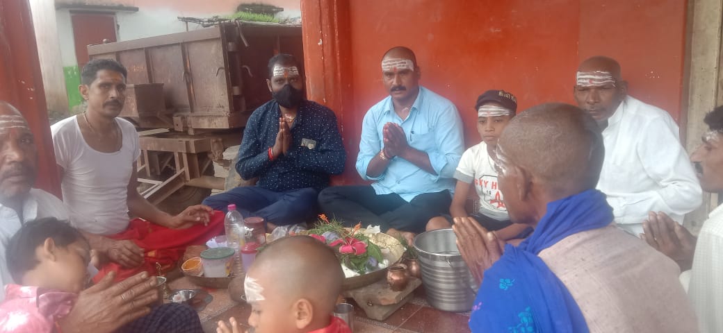  मिट्टी का शिवलिंग स्थापित कर गांव की सुख शांति के लिए महाभारत कि पूजा अर्चना