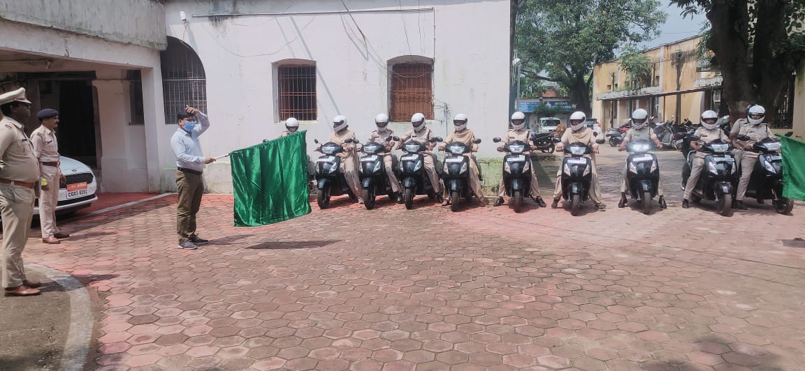  महिला आरक्षकों के लिए पुलिस मुख्यालय से आई स्कूटी, पुलिस अधीक्षक कार्यालय से एसपी संतोष कुमार सिंह ने दिखाई हरि झण्डी