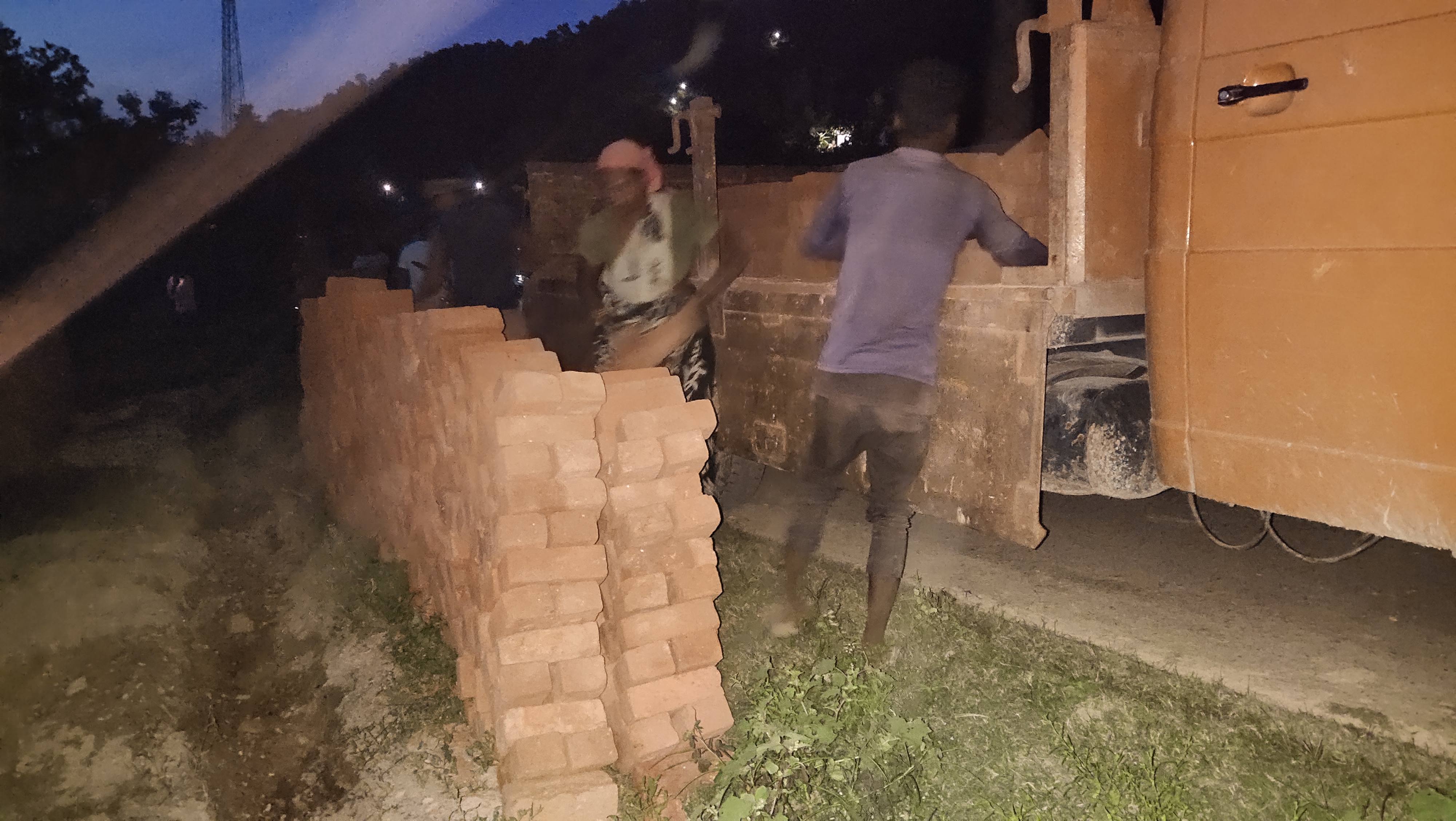 नए जिले में चिरिमिरी का नाम जुड़ते ही हल्दीबाड़ी के हिरागिर में सड़क के किनारे अवैध कब्जा करना लोगो ने सूरू कर दिया। जिसका विरोध वार्ड वाशी कर रहे