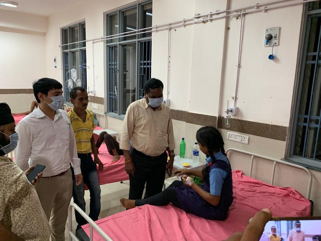 फ़ूड पॉइज़न की खबर लगते कलेक्टर पहुँचे पिथौरा  सभी के बेहतर इलाज के दिए निर्देश सभी ख़तरे से बाहर