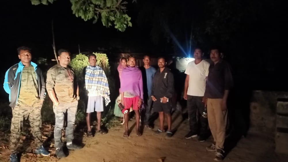 हाथी इलाको में तपकरा हाथी गश्तीदल ऐसे करती है ग्रामीणो को सतर्क और करते है ग्रामीणों की सुरक्षा ।