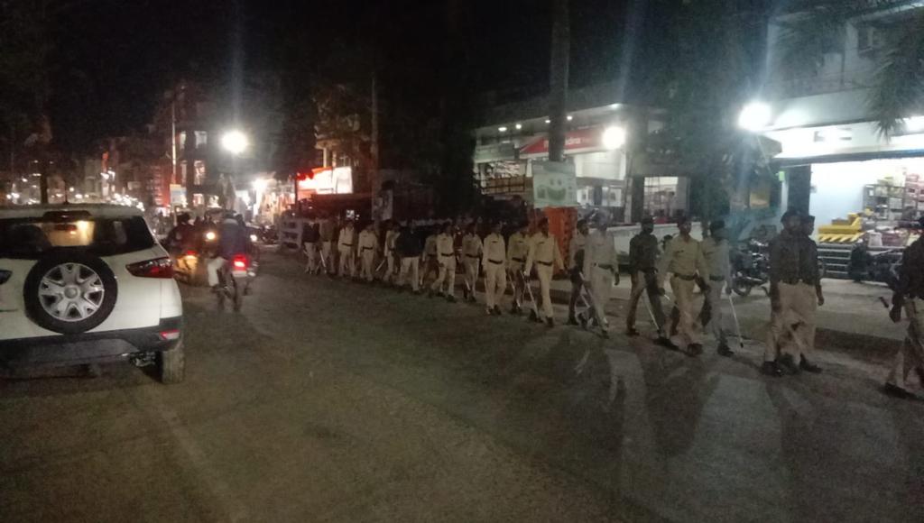 कोरिया पुलिस ने निकाला फ्लैग मार्च नपा चुनाव के मद्देनजर कानून व्यवस्था चुस्त करने की है कवायद