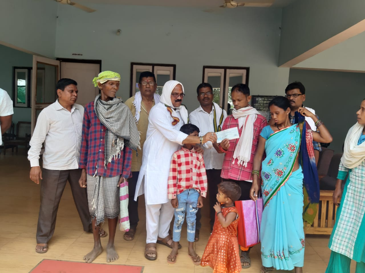 तालाब में डूबने से मृत बच्चे के परिजन को विधायक नाग ने सौंपे 4 लाख का चेक 